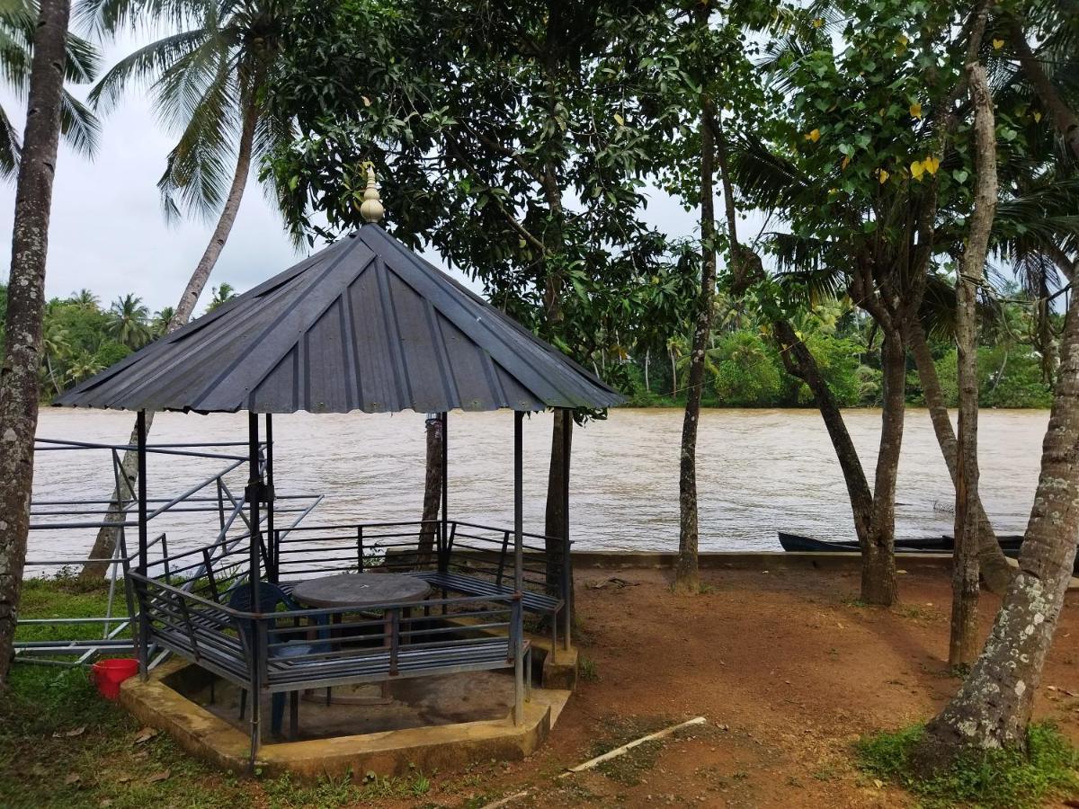 Munroe Lagoons Kollam Exteriör bild