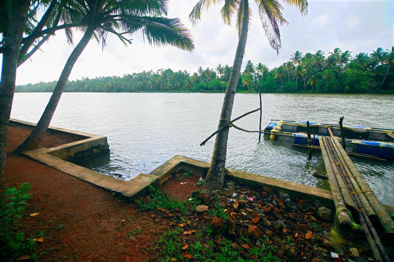Munroe Lagoons Kollam Exteriör bild